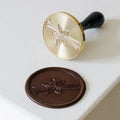 Martellato Vanilla chocolate stamp Ø60 mm product image,
Martellato Vanilla decorating stamp designed by Frank Haasnoot,
Martellato chocolate stamp for creating vanilla-themed chocolate decorations