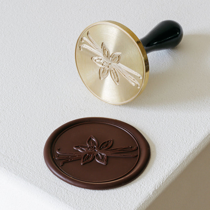 Martellato Vanilla chocolate stamp Ø60 mm product image,
Martellato Vanilla decorating stamp designed by Frank Haasnoot,
Martellato chocolate stamp for creating vanilla-themed chocolate decorations